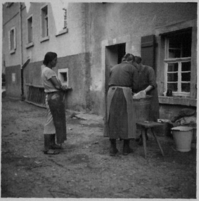 004b-1935-1936-Waschen-vor-dem-Haus